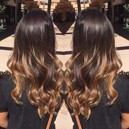 foto de cabelo chocolate escuro com luzes caramelo